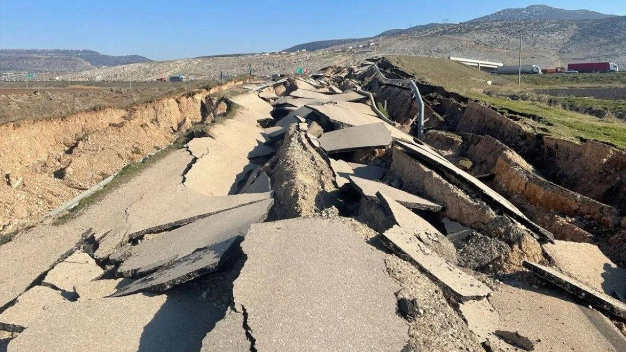 Kahramanmaraş merkezli depremler sonrası oluşan yarıklar drone ile görüntülendi - Sayfa 11