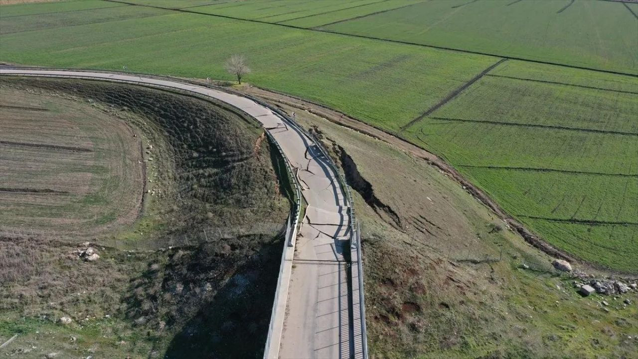 Kahramanmaraş merkezli depremler sonrası oluşan yarıklar drone ile görüntülendi - Sayfa 12