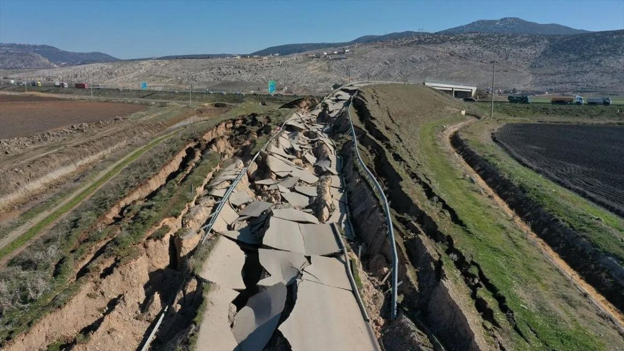 Kahramanmaraş merkezli depremler sonrası oluşan yarıklar drone ile görüntülendi - Sayfa 13