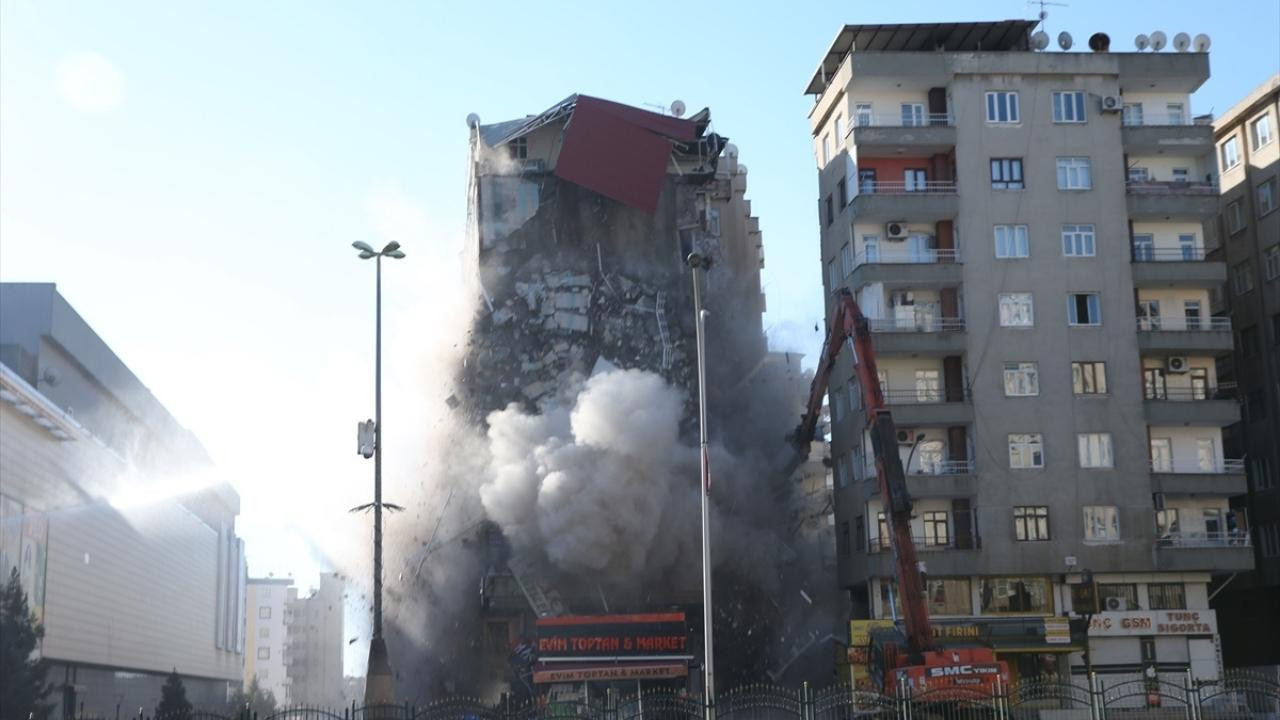 Diyarbakır'da çökme tehlikesi olan bina yıkılıyor