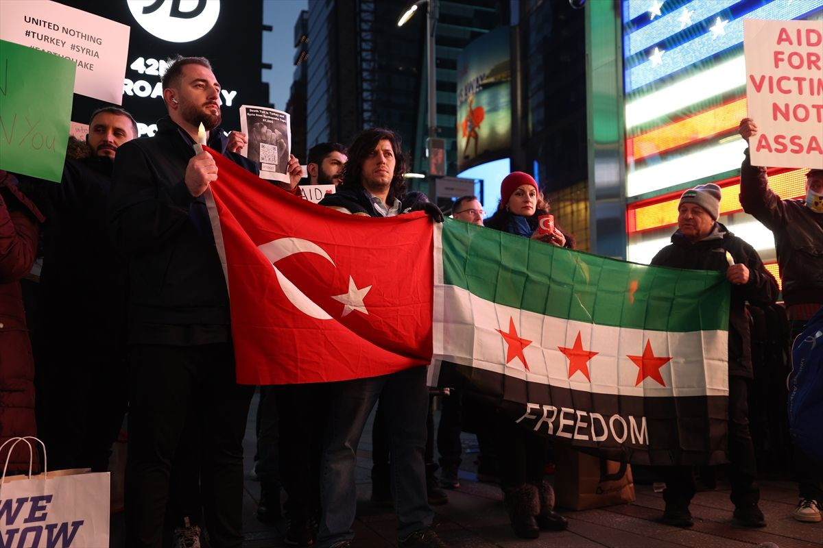 Times Meydanı'nda Türkiye'deki depremlerde hayatını kaybedenler anıldı - Sayfa 1