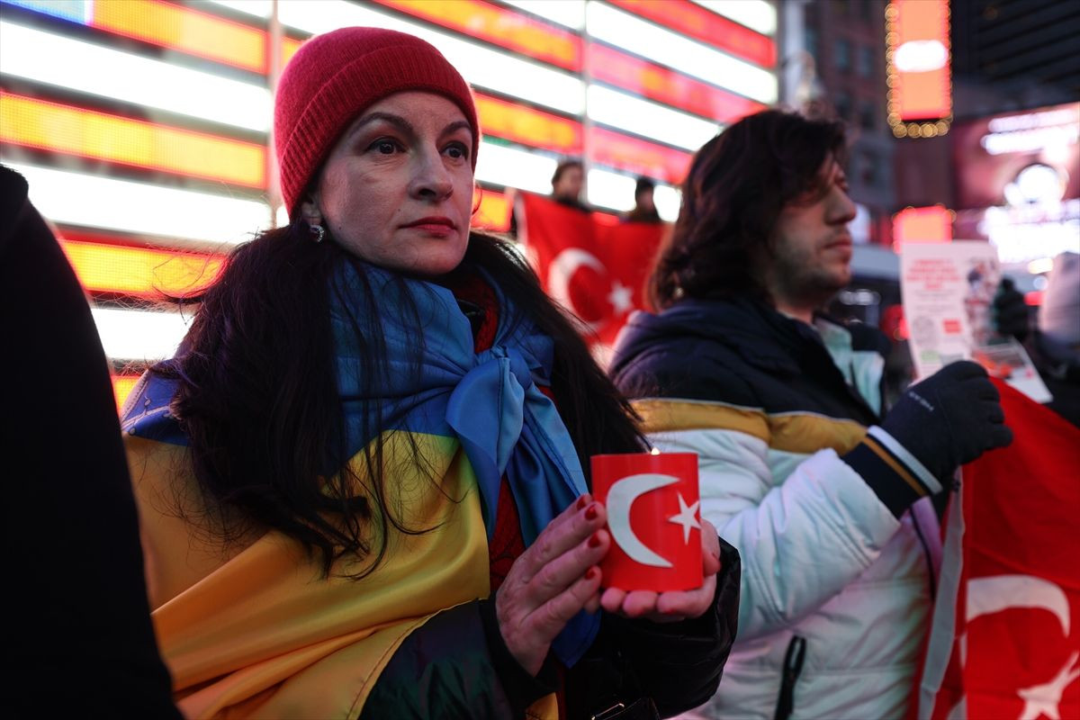 Times Meydanı'nda Türkiye'deki depremlerde hayatını kaybedenler anıldı - Sayfa 4