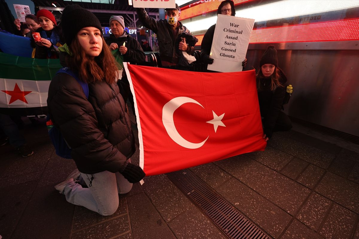 Times Meydanı'nda Türkiye'deki depremlerde hayatını kaybedenler anıldı - Sayfa 5