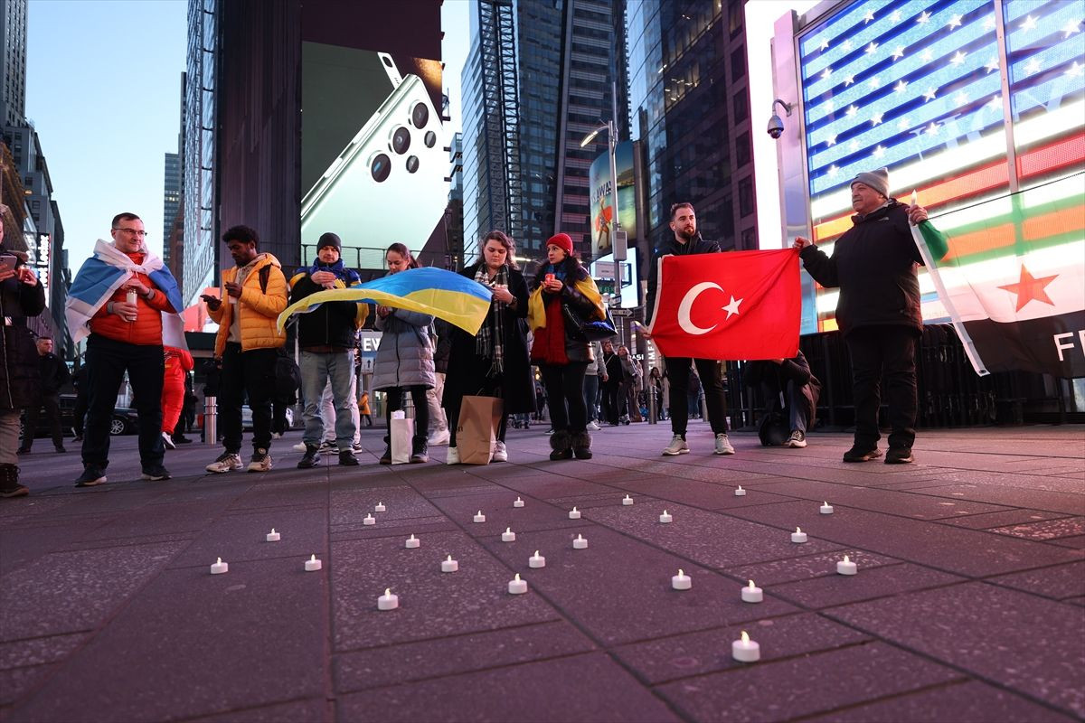 Times Meydanı'nda Türkiye'deki depremlerde hayatını kaybedenler anıldı - Sayfa 8