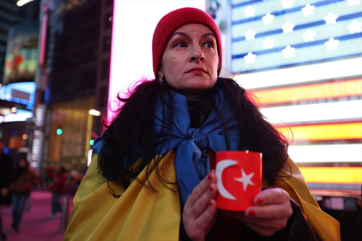 Times Meydanı'nda Türkiye'deki depremlerde hayatını kaybedenler anıldı - Sayfa 10