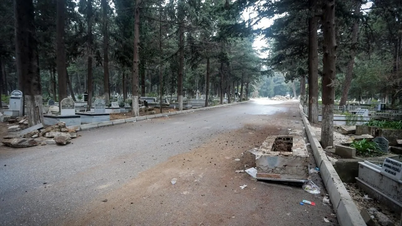 Hatay'da mezarlar yer değiştirdi!