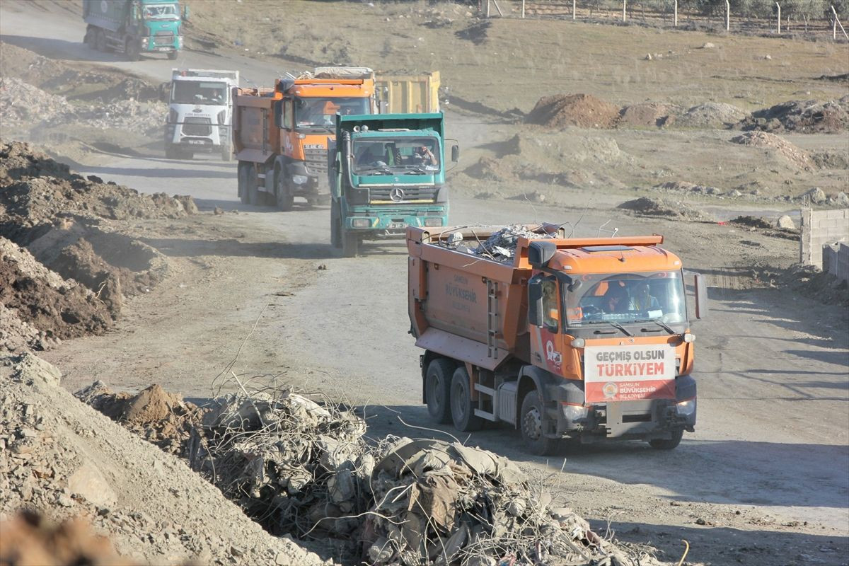 Yıkılan binaların enkaz alanı dağ gibi yükseliyor! - Sayfa 6