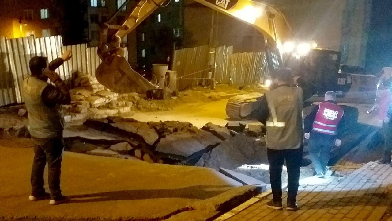 İstanbul'da yol çöktü, binalar boşaltıldı!