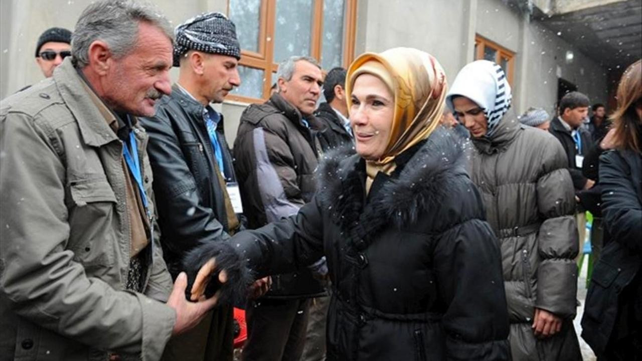 Emine Erdoğan'dan depremzede ziyareti
