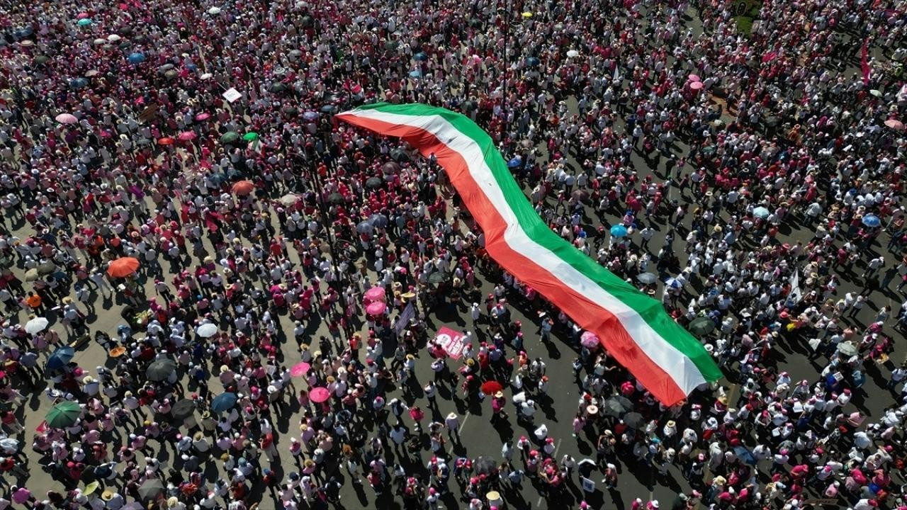 Meksika'da Devlet Başkanı protesto edildi