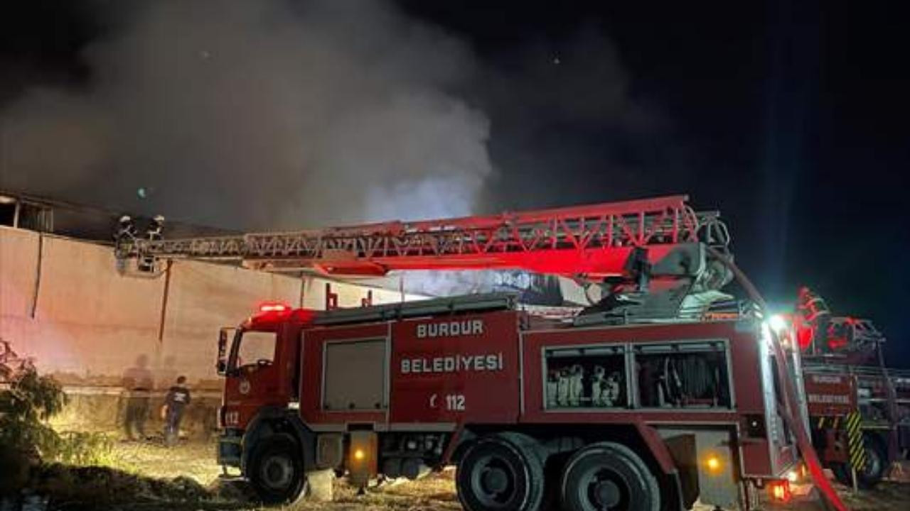 Fabrikada çıkan yangında 5 işçi dumandan etkilendi
