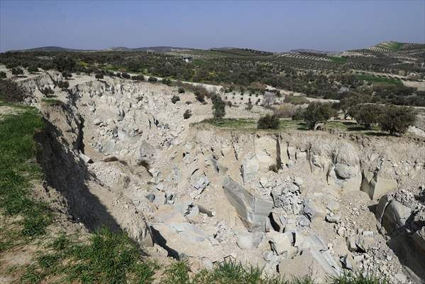 Hatay'da depremde oluşan yarık dron ile görüntülendi - Sayfa 1