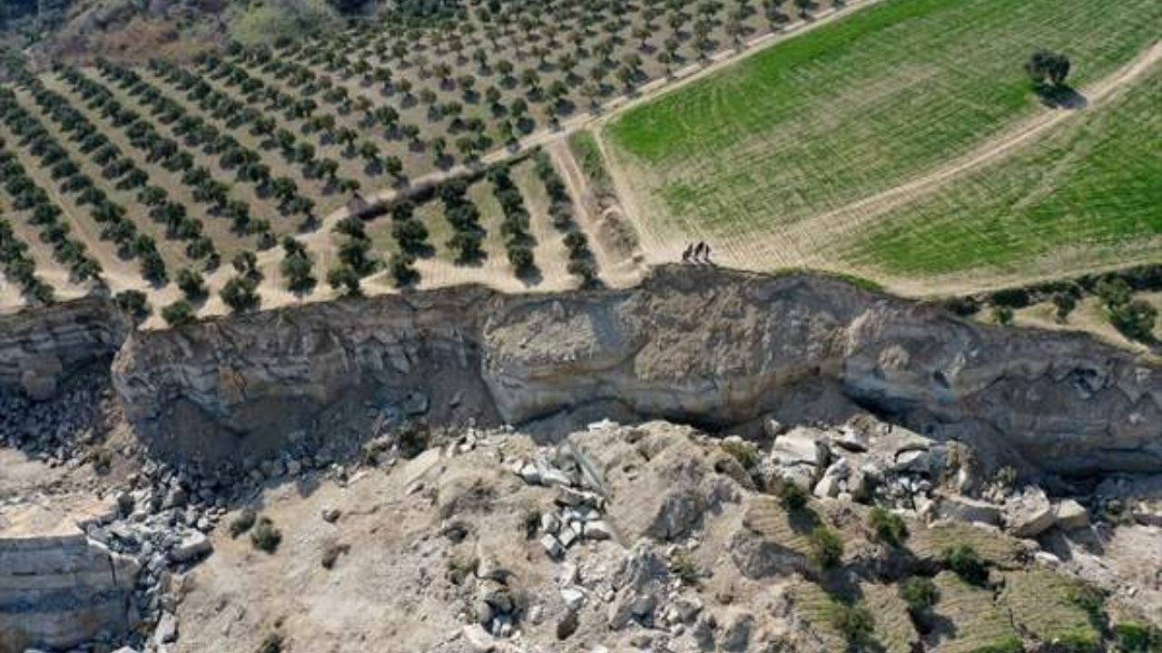 Hatay'da depremde oluşan yarık dronla görüntülendi