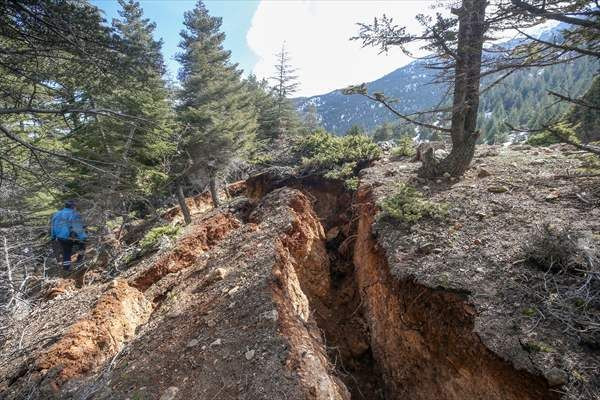 Göksun'da deprem nedeniyle derin yarıklar oluştu! Oluşan yarıklar dron ile görüntülendi! - Sayfa 1