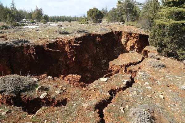 Göksun'da deprem nedeniyle derin yarıklar oluştu! Oluşan yarıklar dron ile görüntülendi!