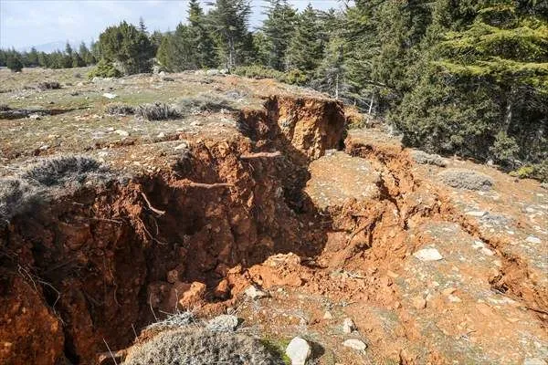 Göksun'da deprem nedeniyle derin yarıklar oluştu! Oluşan yarıklar dron ile görüntülendi!