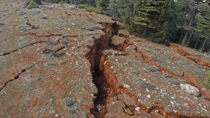 Göksun'da deprem nedeniyle derin yarıklar oluştu! Oluşan yarıklar dron ile görüntülendi! - Sayfa 4