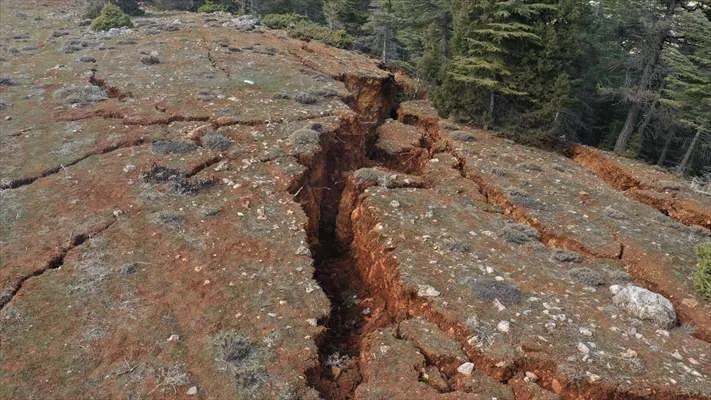 Göksun'da deprem nedeniyle derin yarıklar oluştu! Oluşan yarıklar dron ile görüntülendi!