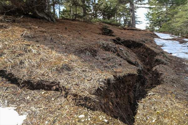 Göksun'da deprem nedeniyle derin yarıklar oluştu! Oluşan yarıklar dron ile görüntülendi!