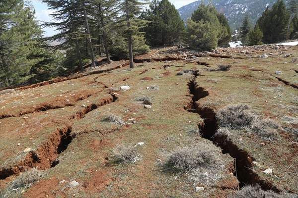 Göksun'da deprem nedeniyle derin yarıklar oluştu! Oluşan yarıklar dron ile görüntülendi! - Sayfa 7