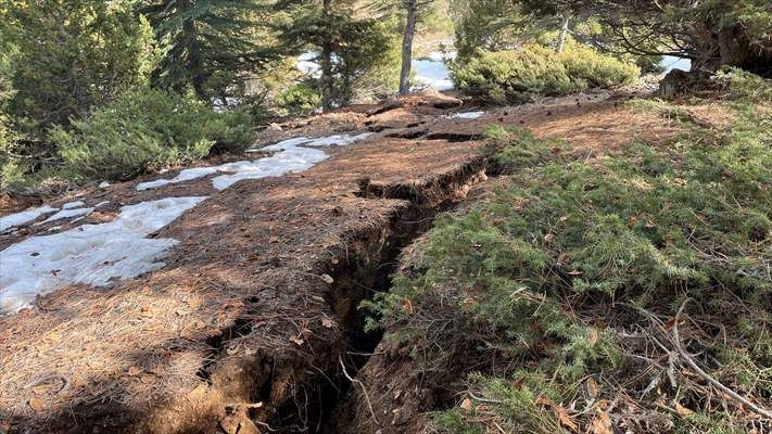 Göksun'da deprem nedeniyle derin yarıklar oluştu! Oluşan yarıklar dron ile görüntülendi! - Sayfa 9