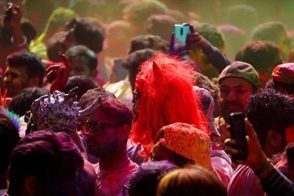 Hindistan’da 'renklerin festivali' kutlandı!