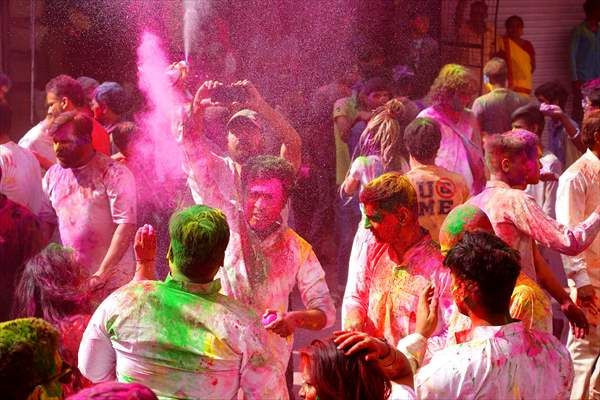 Hindistan’da 'renklerin festivali' kutlandı! - Sayfa 8