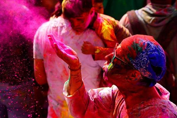 Hindistan’da 'renklerin festivali' kutlandı! - Sayfa 9