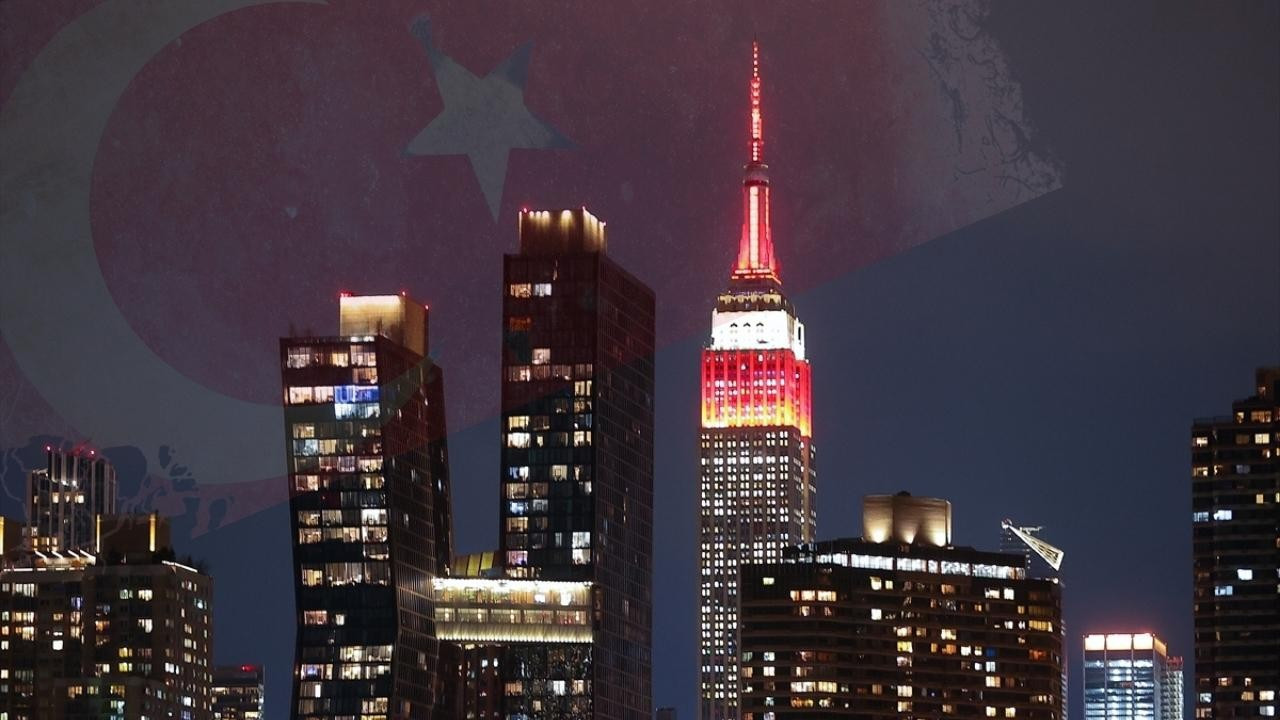 Empire State Binası Kırmızı Beyaz renlere büründü