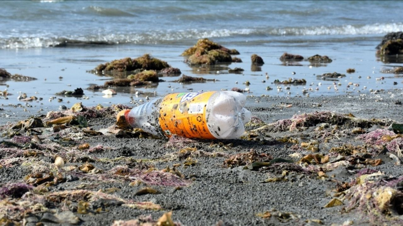 Okyanuslarda 171 trilyon parça plastik yüzüyor!