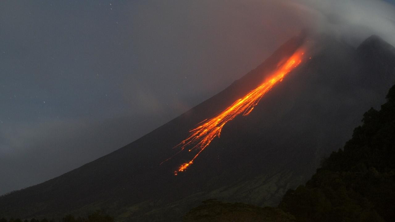 Endonezya'da Merapi Yanardağı patladı!