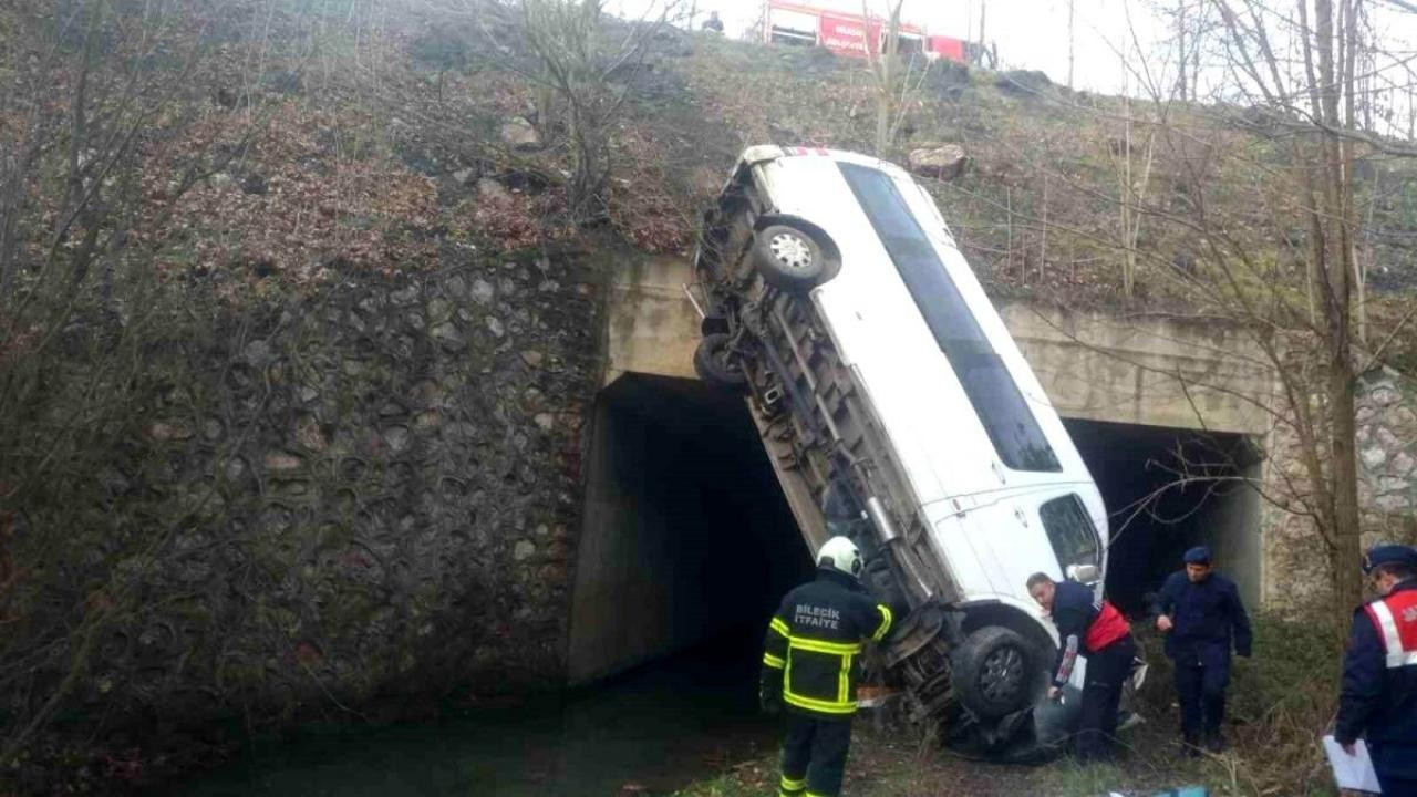 Bilecik'te yolcu minibüsü dereye devrildi!