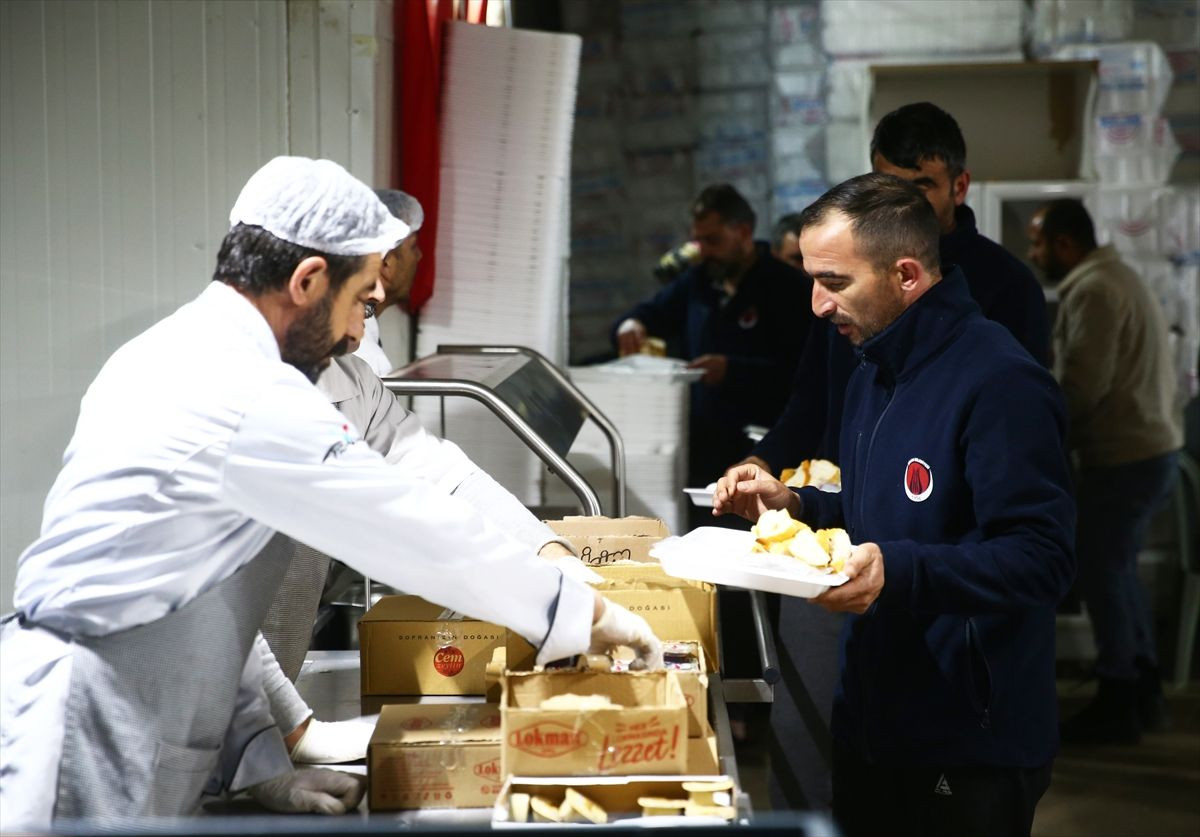 Deprem bölgesinde çadır ve konteyner kentlerde ilk sahur yapıldı - Sayfa 9