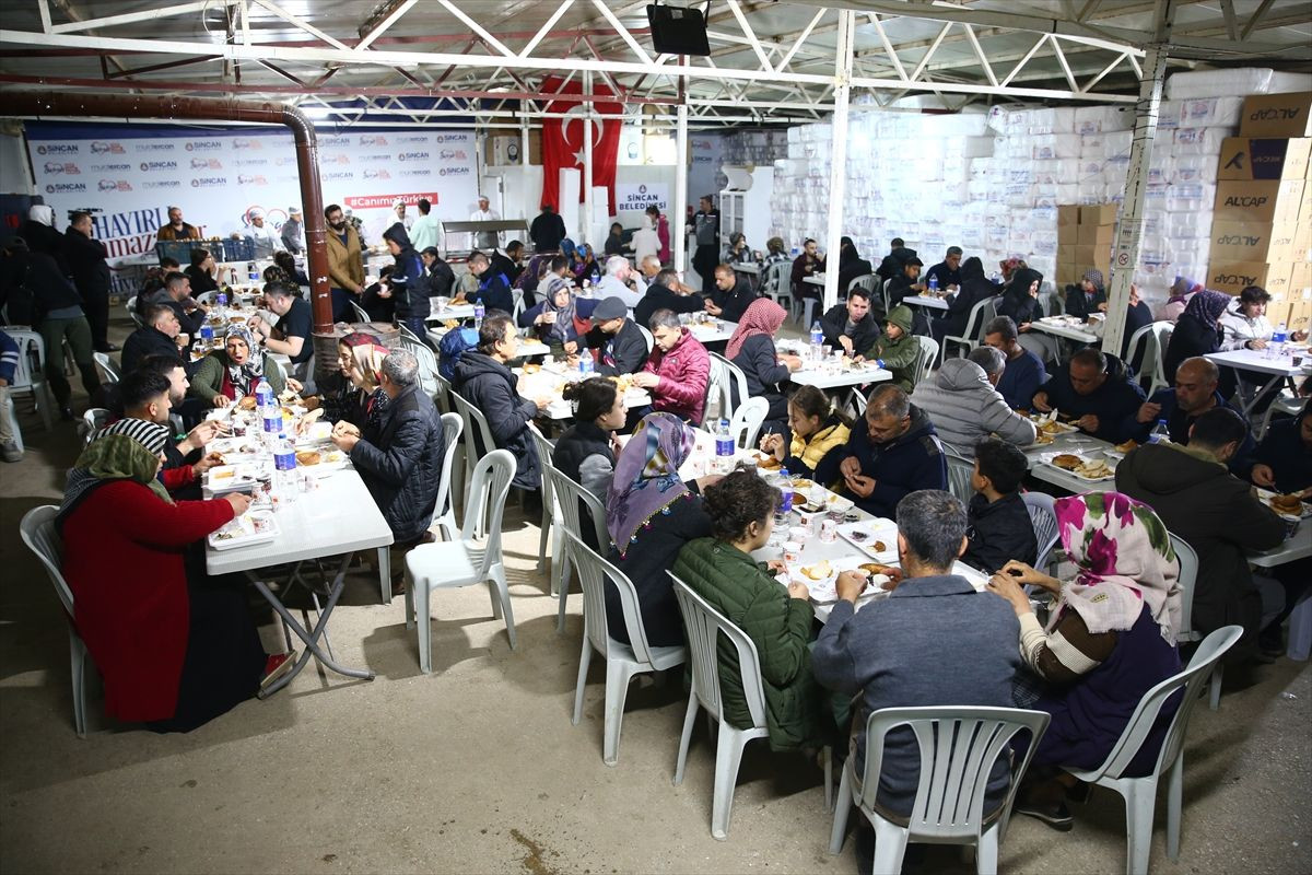 Deprem bölgesinde çadır ve konteyner kentlerde ilk sahur yapıldı - Sayfa 8