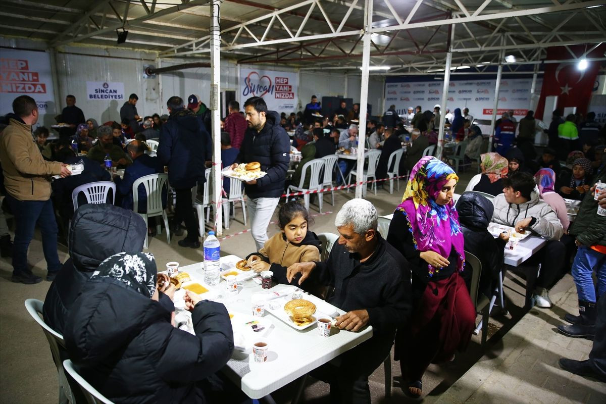 Deprem bölgesinde çadır ve konteyner kentlerde ilk sahur yapıldı - Sayfa 11