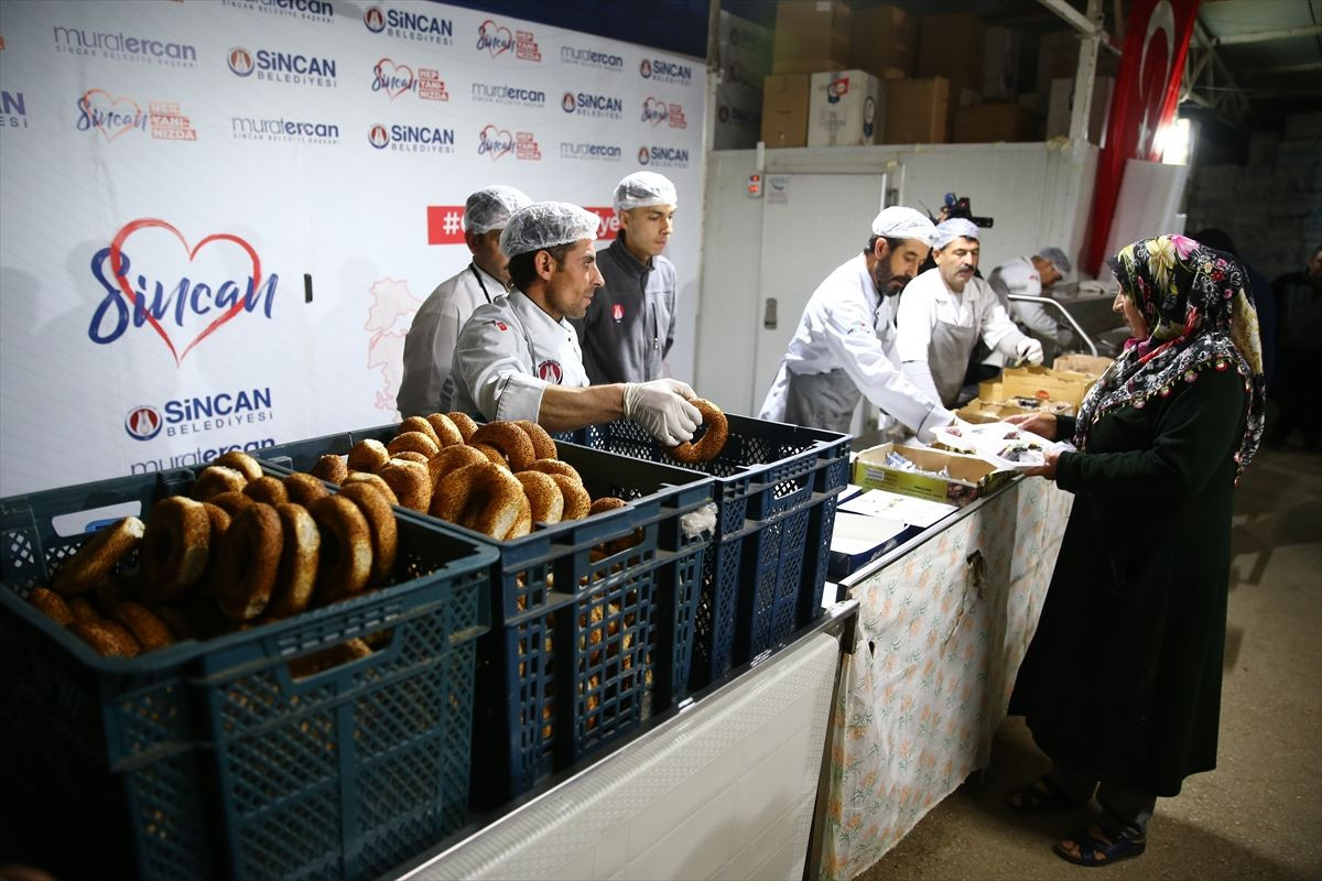 Deprem bölgesinde çadır ve konteyner kentlerde ilk sahur yapıldı - Sayfa 12