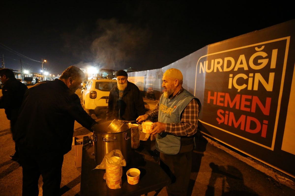 Deprem bölgesinde çadır ve konteyner kentlerde ilk sahur yapıldı - Sayfa 14