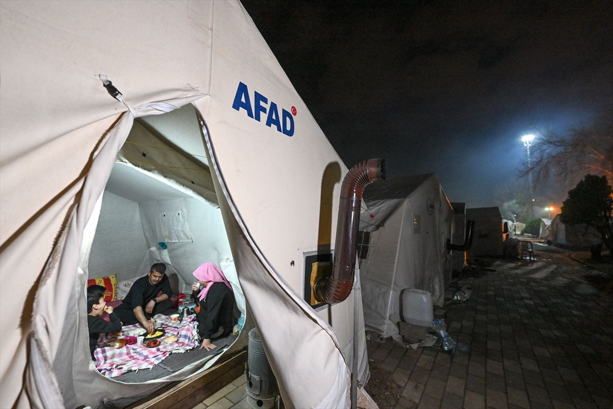 Deprem bölgesinde çadır ve konteyner kentlerde ilk sahur yapıldı - Sayfa 5