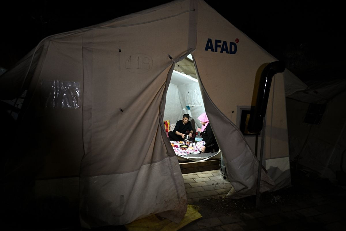 Deprem bölgesinde çadır ve konteyner kentlerde ilk sahur yapıldı - Sayfa 6