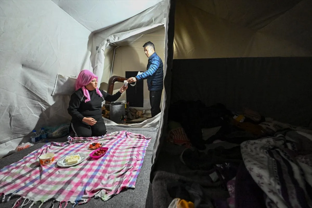 Deprem bölgesinde çadır ve konteyner kentlerde ilk sahur yapıldı
