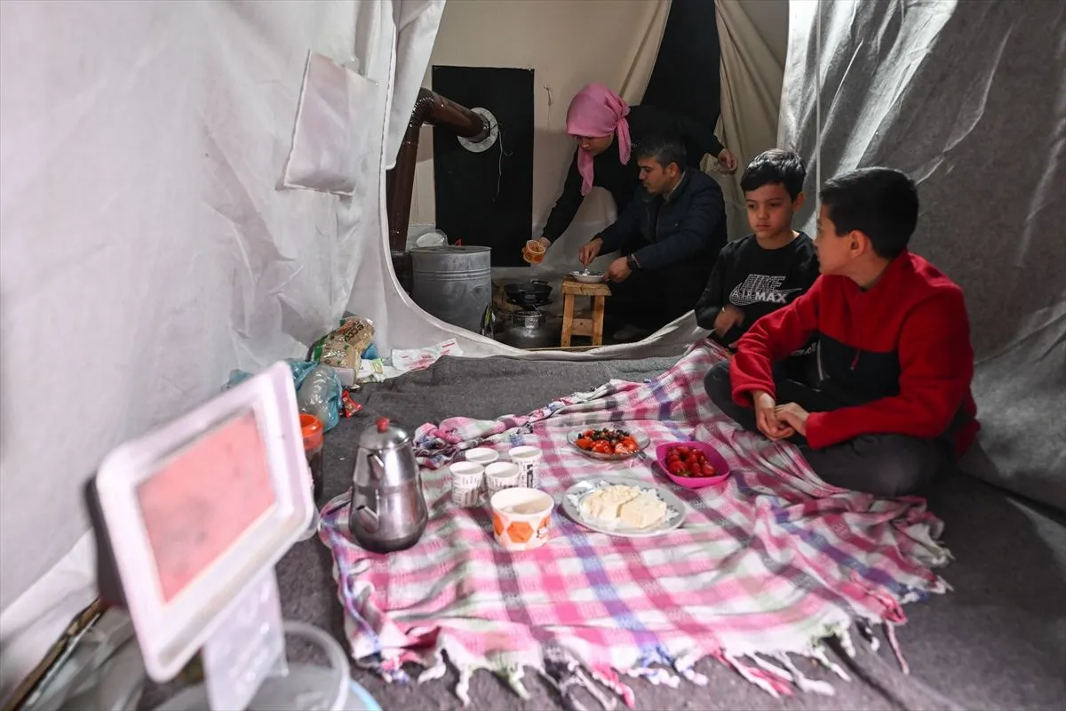 Deprem bölgesinde çadır ve konteyner kentlerde ilk sahur yapıldı