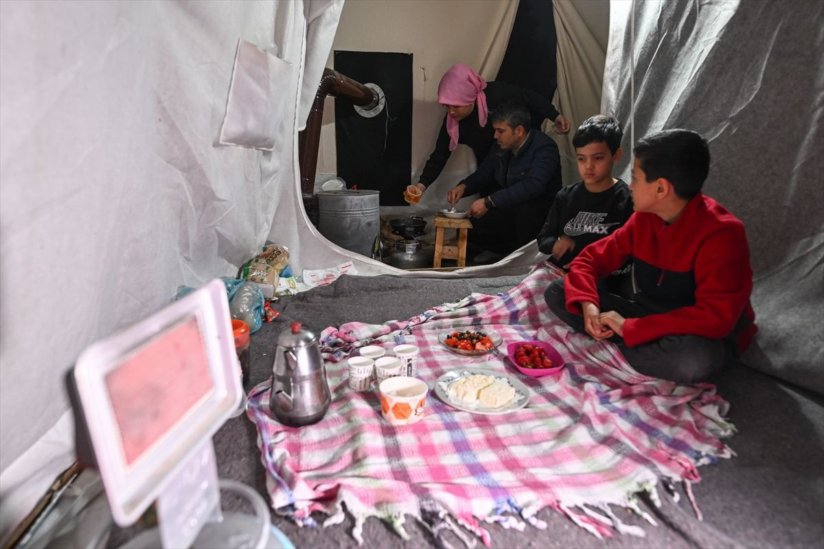 Deprem bölgesinde çadır ve konteyner kentlerde ilk sahur yapıldı - Sayfa 7