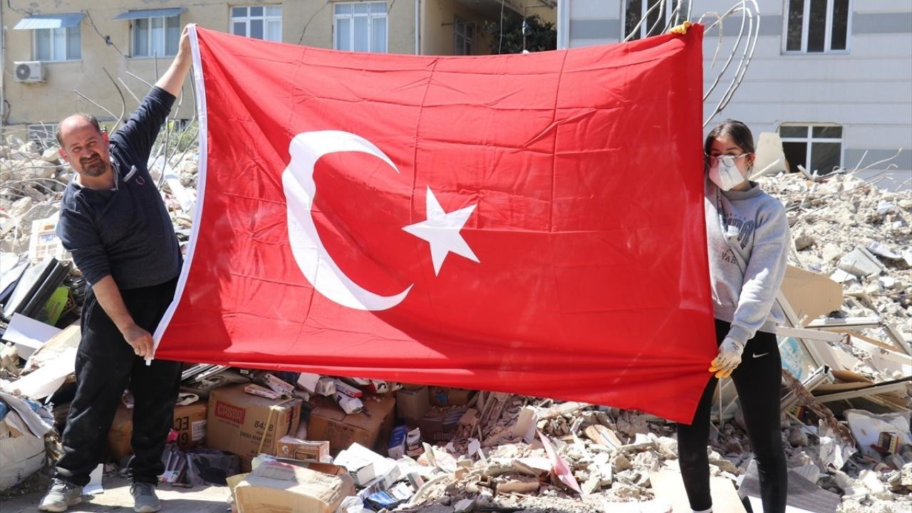 Enkazda kalan Türk Bayraklarını çıkardı!