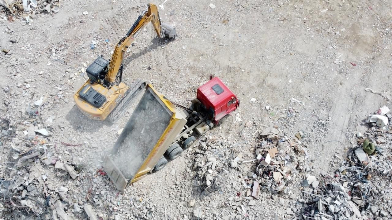 Hatay'da enkaz toplama alanındaki molozlar "dağ" gibi yükseliyor! - Sayfa 10