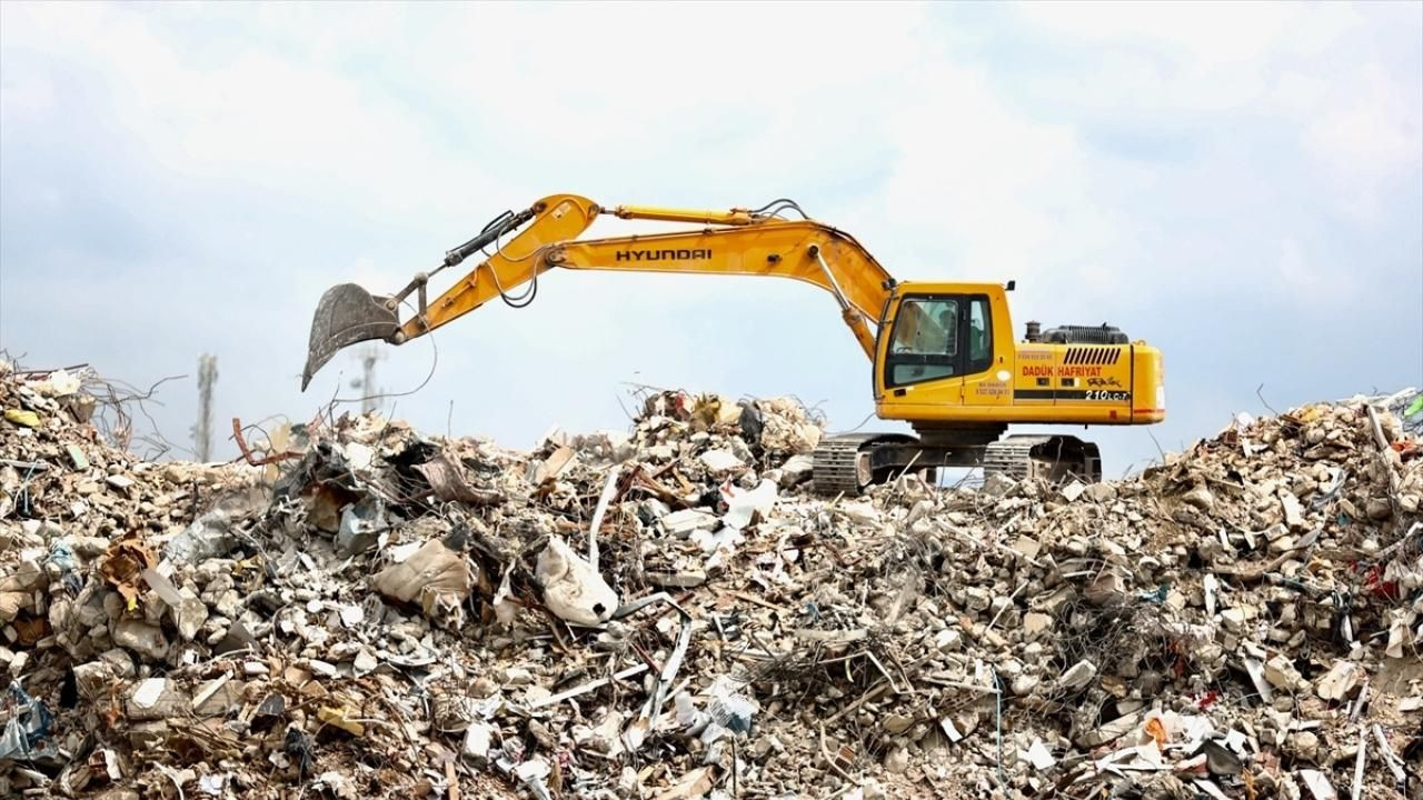 Hatay'da enkaz toplama alanındaki molozlar "dağ" gibi yükseliyor! - Sayfa 2