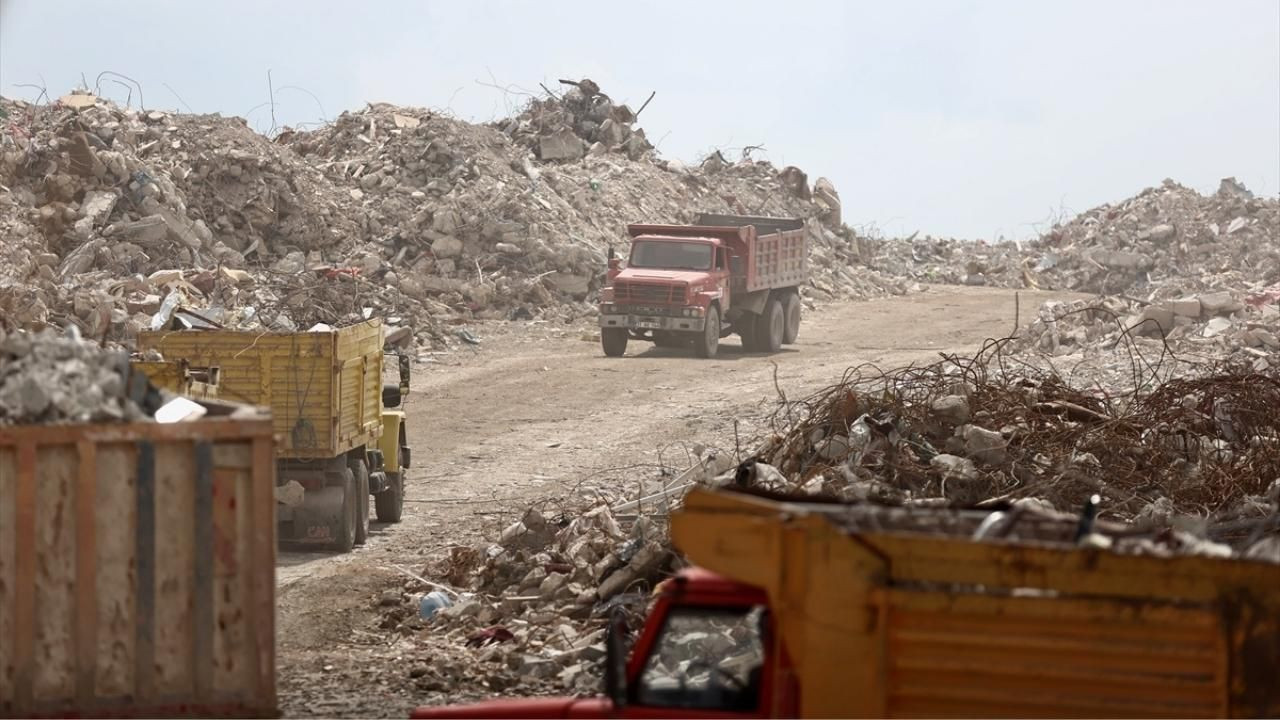 Hatay'da enkaz toplama alanındaki molozlar "dağ" gibi yükseliyor! - Sayfa 3