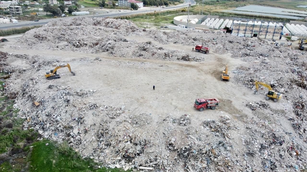 Hatay'da enkaz toplama alanındaki molozlar "dağ" gibi yükseliyor! - Sayfa 5