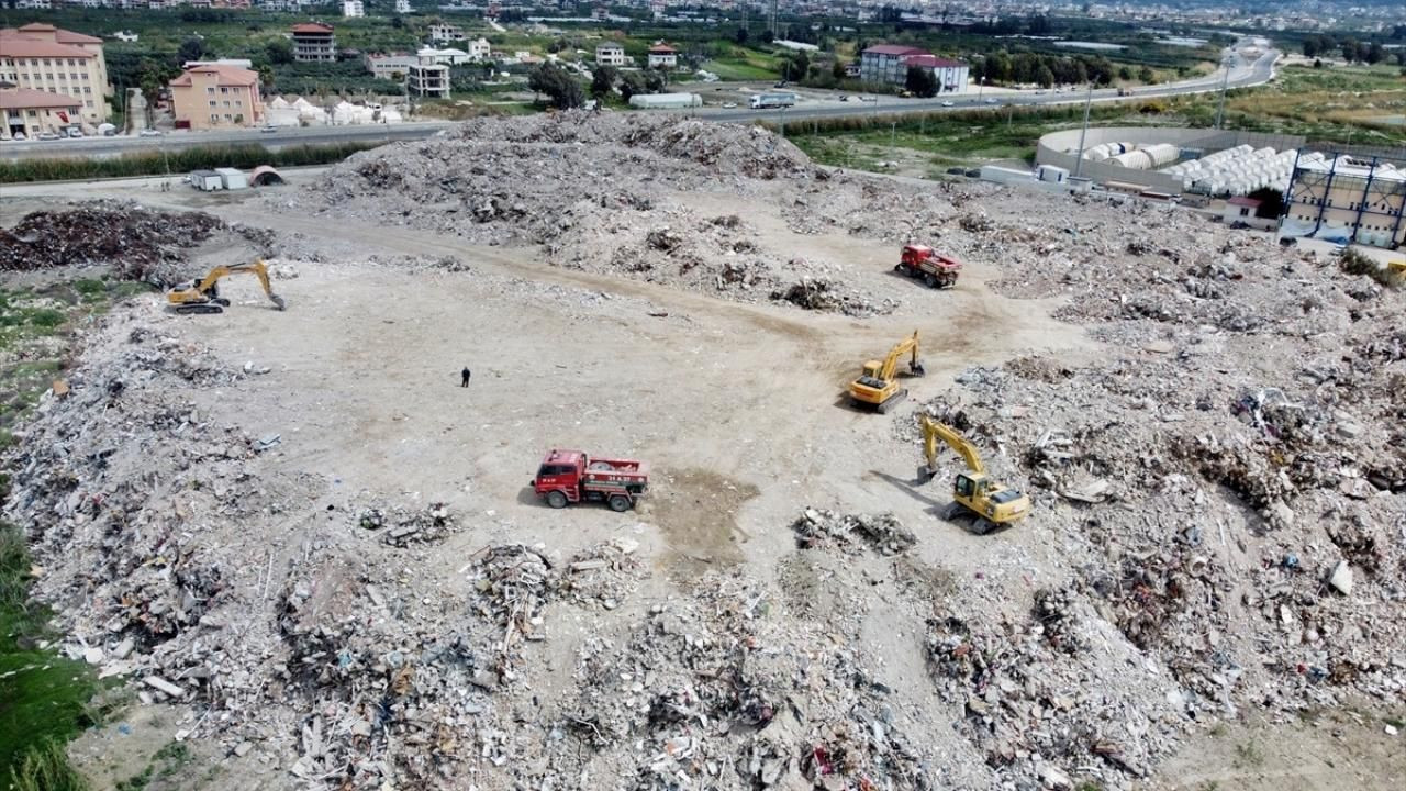 Hatay'da enkaz toplama alanındaki molozlar "dağ" gibi yükseliyor! - Sayfa 6