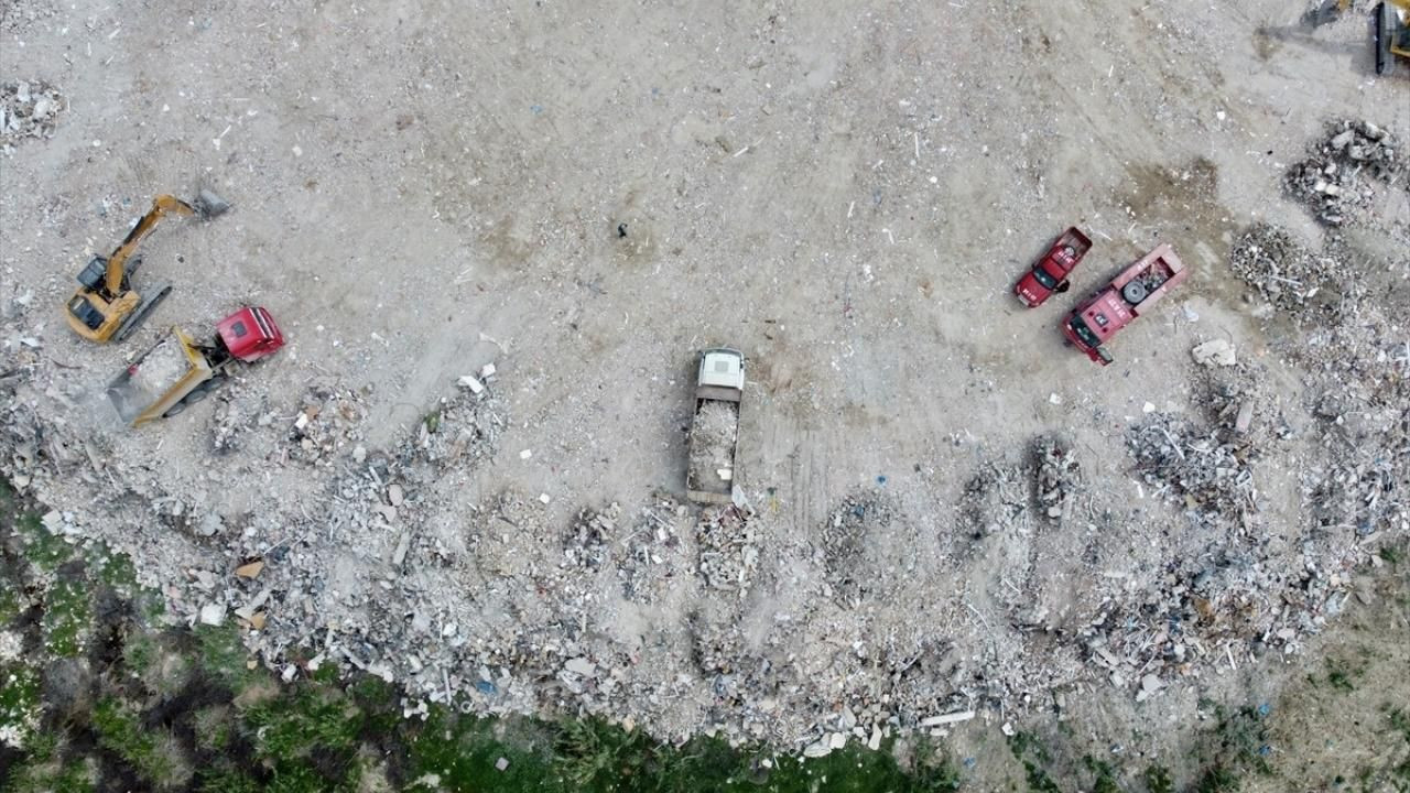 Hatay'da enkaz toplama alanındaki molozlar "dağ" gibi yükseliyor! - Sayfa 9