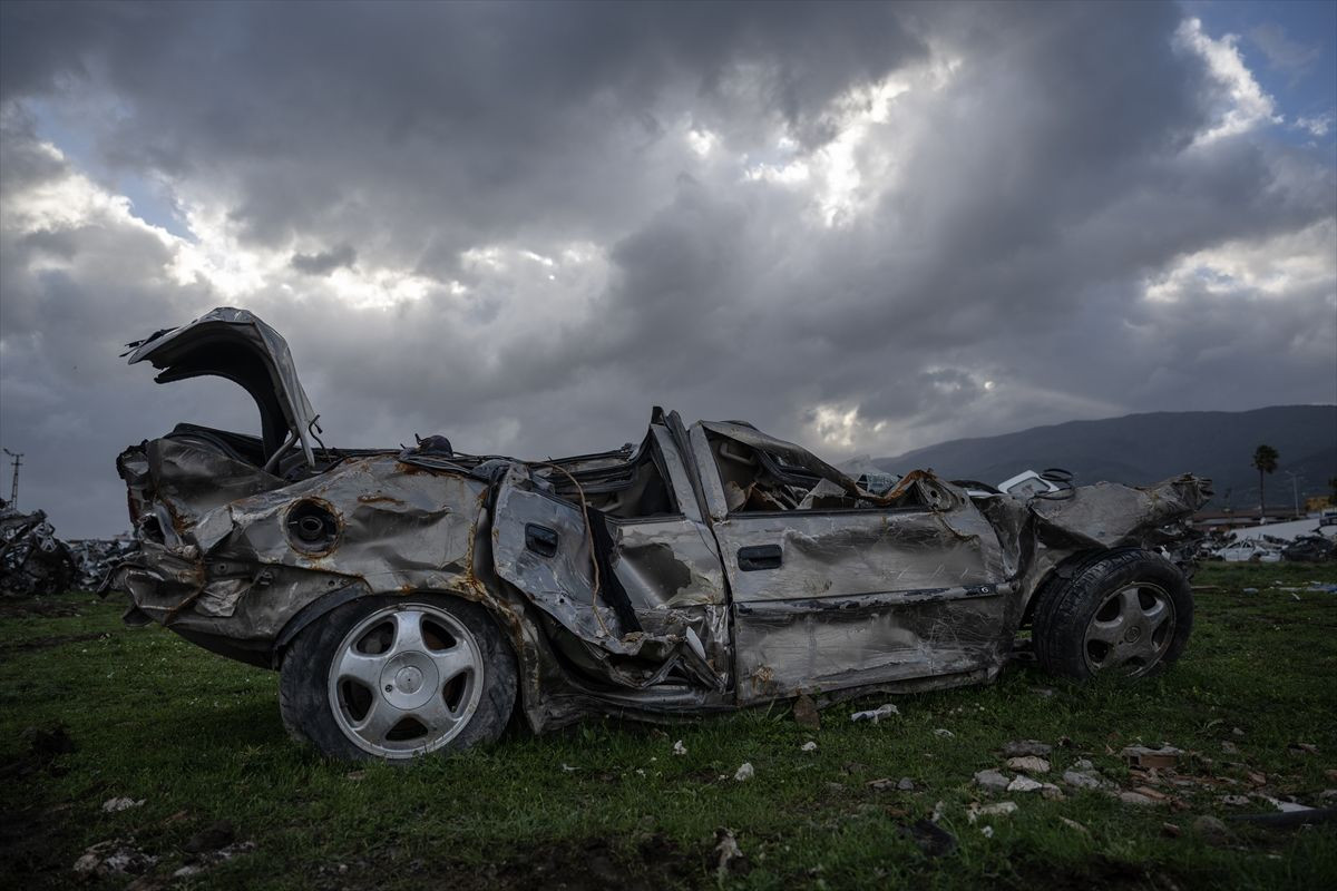 Hatay'daki "araba mezarlığı" felaketin boyutunu gözler önüne seriyor - Sayfa 1